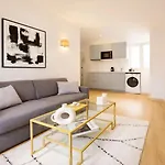Quiet studio near Arc de Triomphe